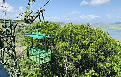 Canasta del Teleférico de Gamboa con una vista del Lago Gatún