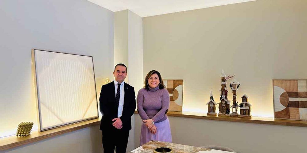 La Hospitalidad que Despierta Recuerdos: Bayron Vallejo y el Oro Verde Cuenca, donde la empatía se vuelve experiencia