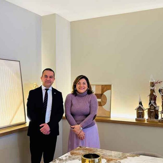 La Hospitalidad que Despierta Recuerdos: Bayron Vallejo y el Oro Verde Cuenca, donde la empatía se vuelve experiencia